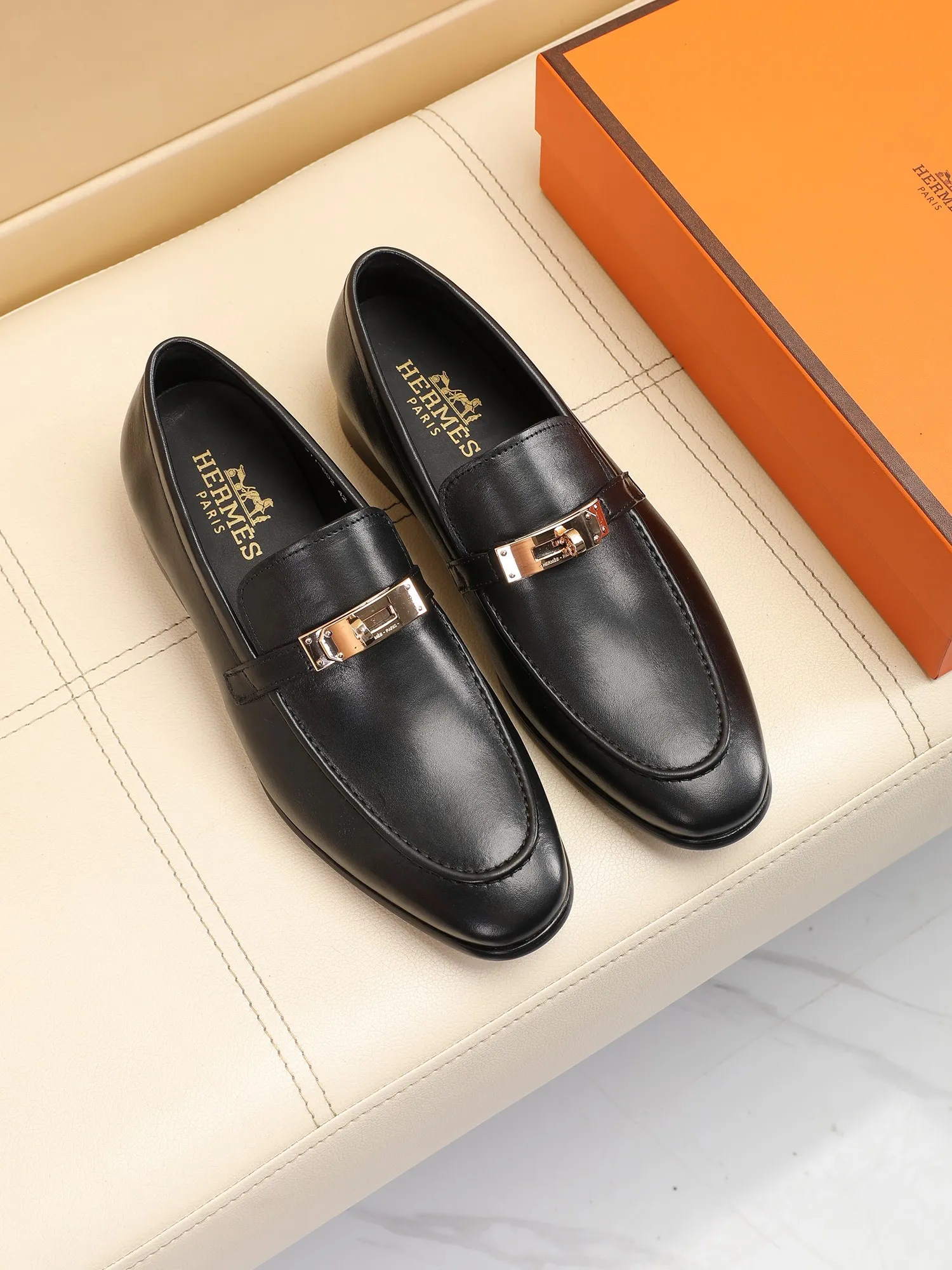 Factory price 440💶[HERMES] (cowhide lining)🍀Italian top luxury🍀He does not pursue novel styles and gorgeous colors, but attracts the favor of successful men with his flawless, elegant and classic style! This very, very comfortable, simple and stable style makes it easy to match any style! The pattern is absolutely 1:1 refined from the original case, and we strive for excellence in materials, imported cowhide + cowhide lining💪💪💪extraordinary texture👍! .Code number: 39 to 44 (38.4546 customized)